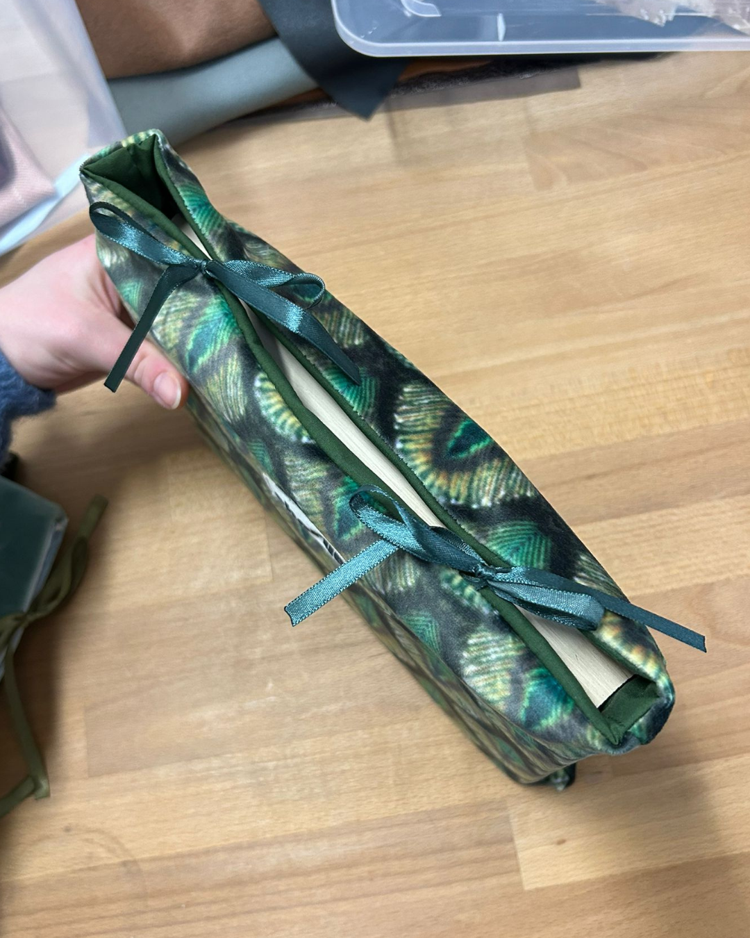 pochette-à-livre-coquette-velours tropical-2.png