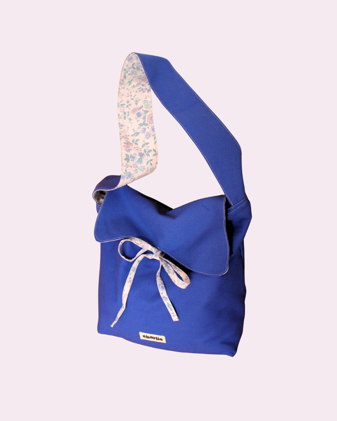 audacieux-sac-bandouliàre-bleu-électrique-fleurs-9.png