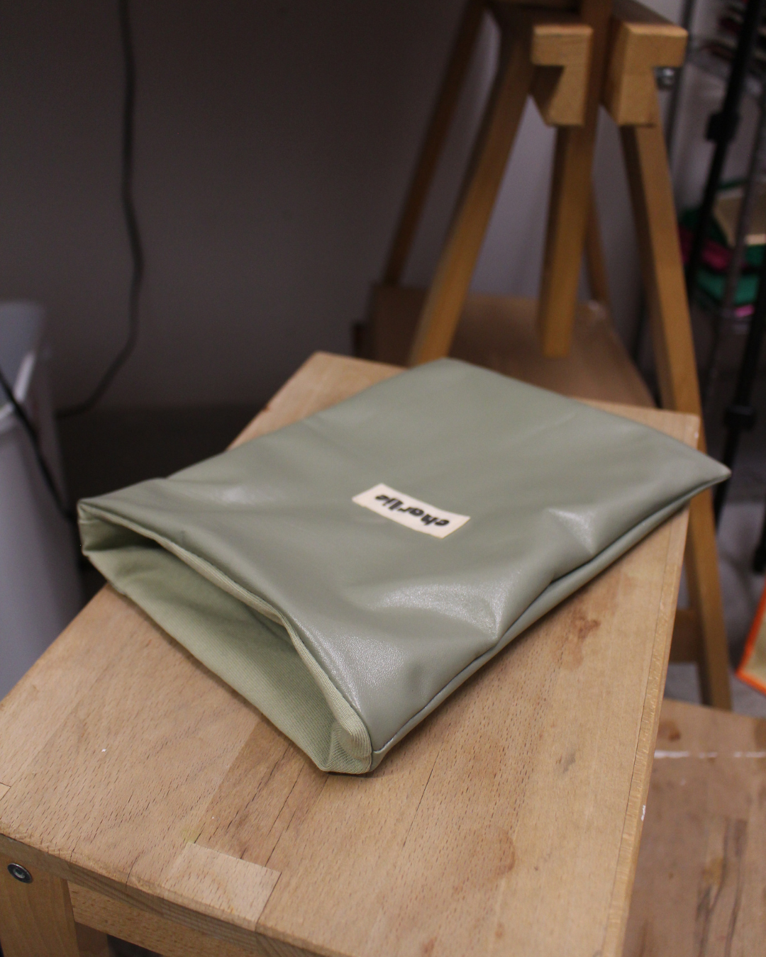 pochette-livre-grand-format-cuir-pistache-6.png