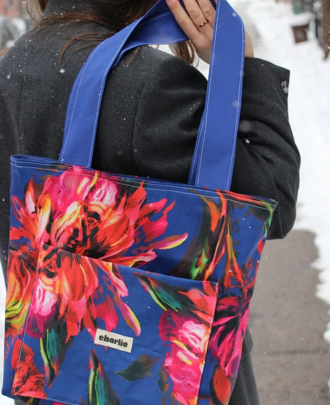 Charlie Hulin-tote-sac cabas-imperméable-bleu-fleurs-3.jpg