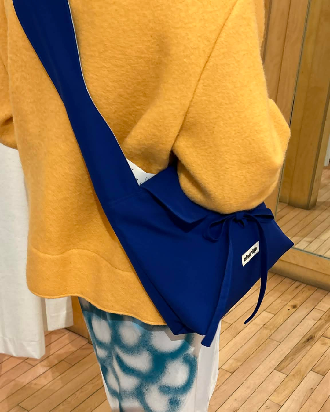 olivia-bandouliere-impermeable-bleu-électrique-3.png