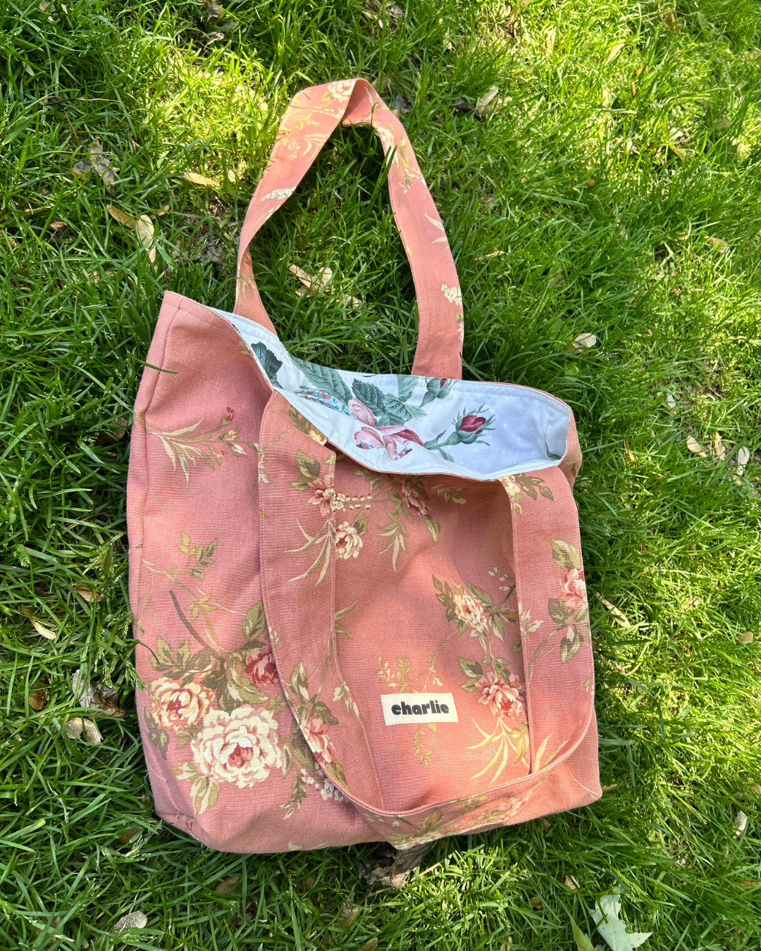Le Tote-sac-réversible-rose-fleurs-4.png