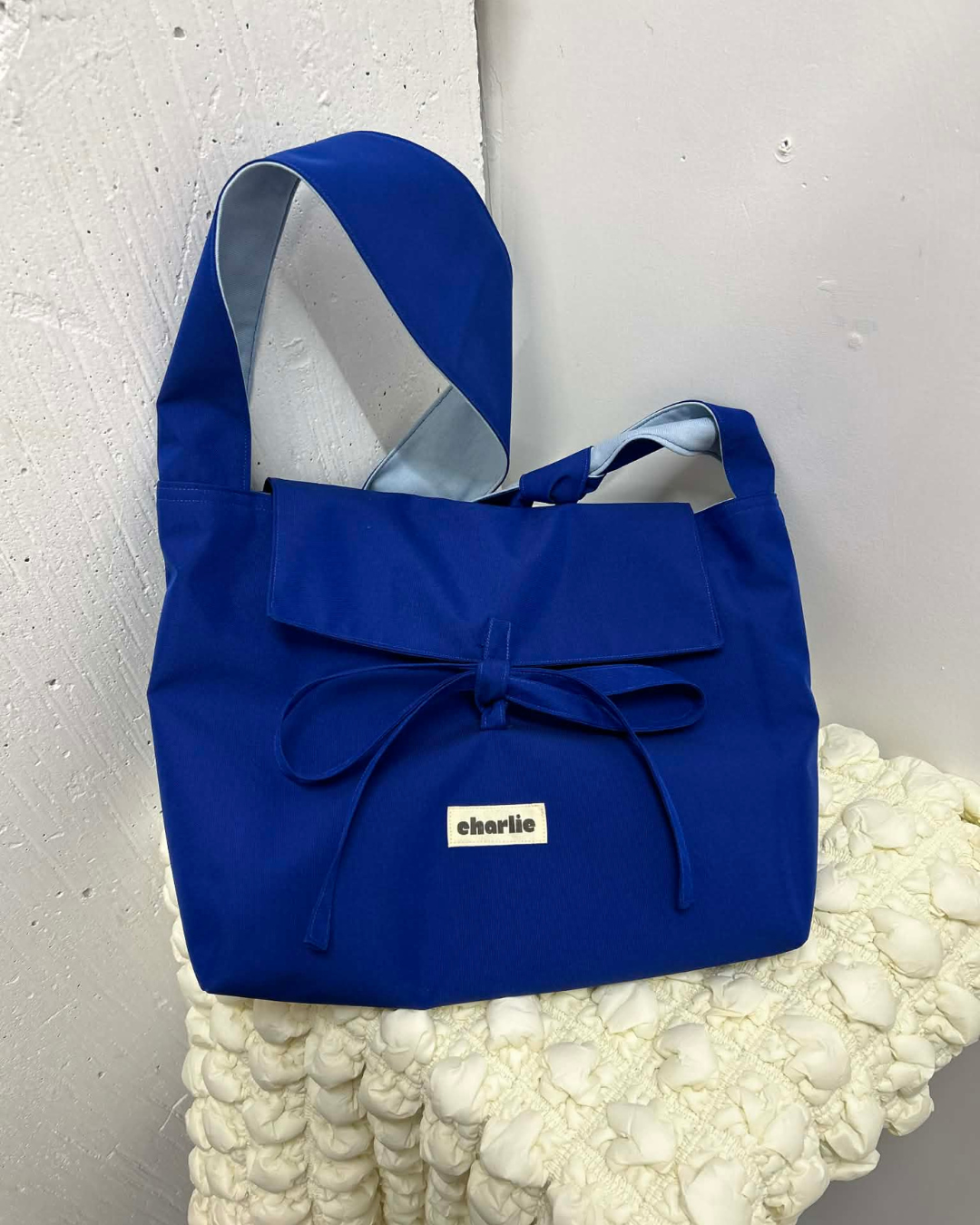 olivia-bandouliere-impermeable-bleu-électrique-11.png