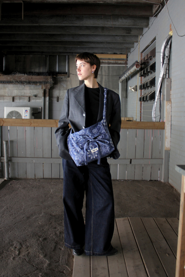 olivia-bandouliere-tissu-bleu-fleurs-1.png