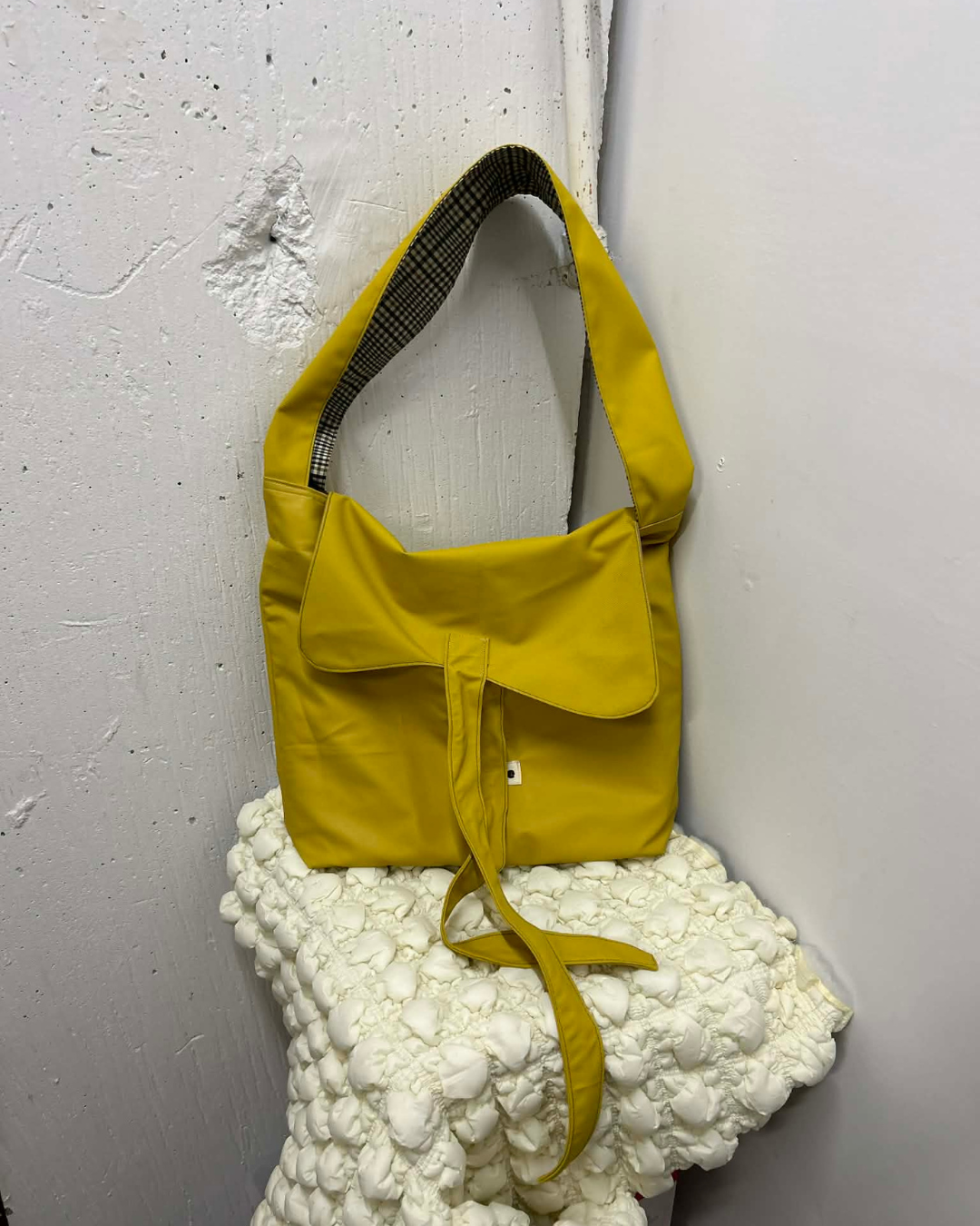 audacieux-sac-fermable-waterproof-jaune-carreau-3.png