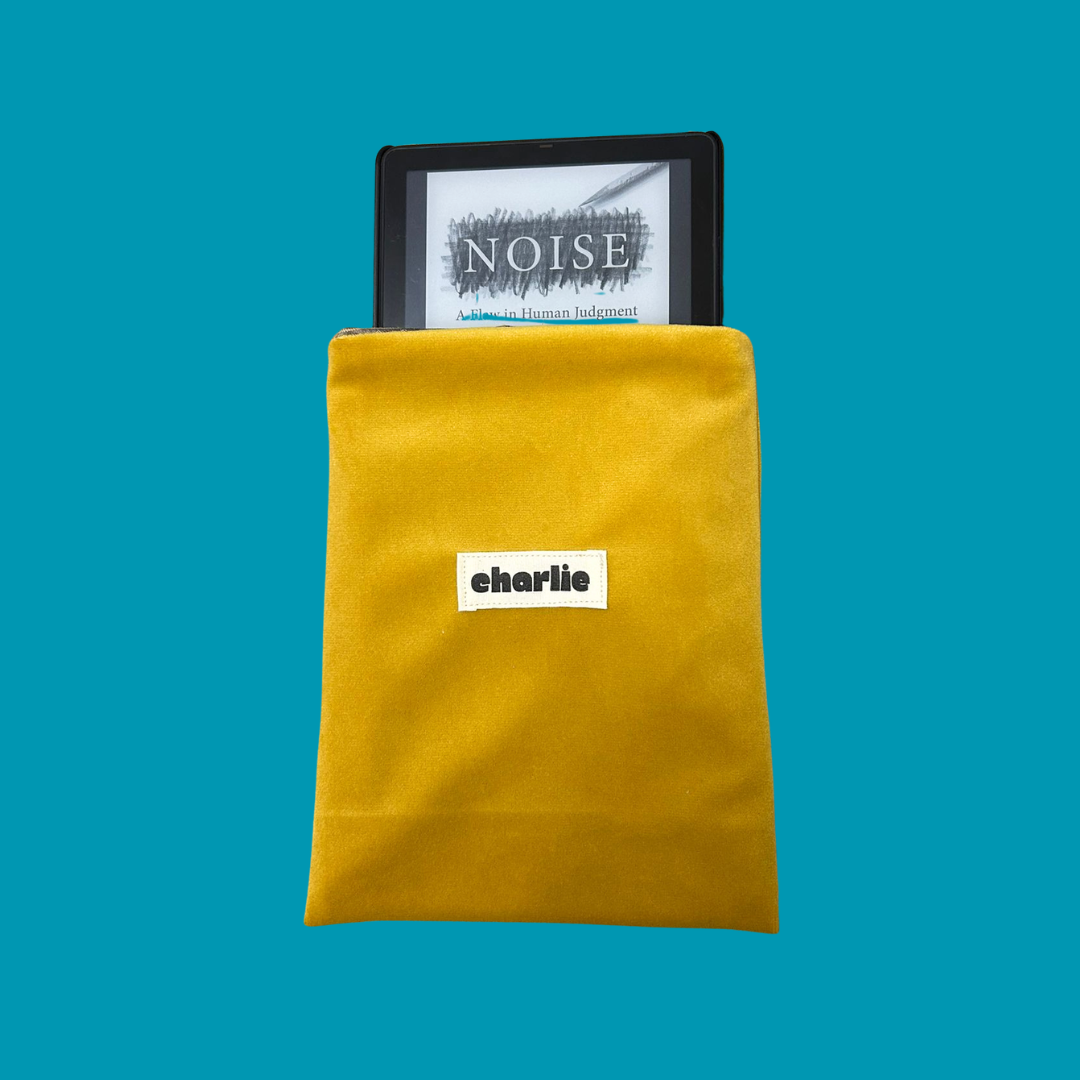 pochette-kindle-petit-livre-velours+jaune-2.png