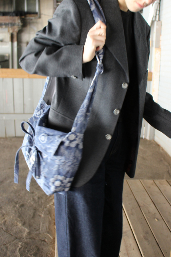 olivia-bandouliere-tissu-bleu-fleurs-5.png