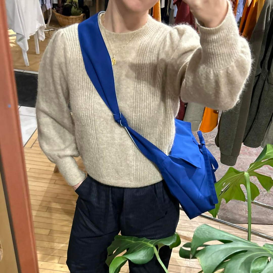 olivia-bandouliere-impermeable-bleu-%C3%A9lectrique-2.png