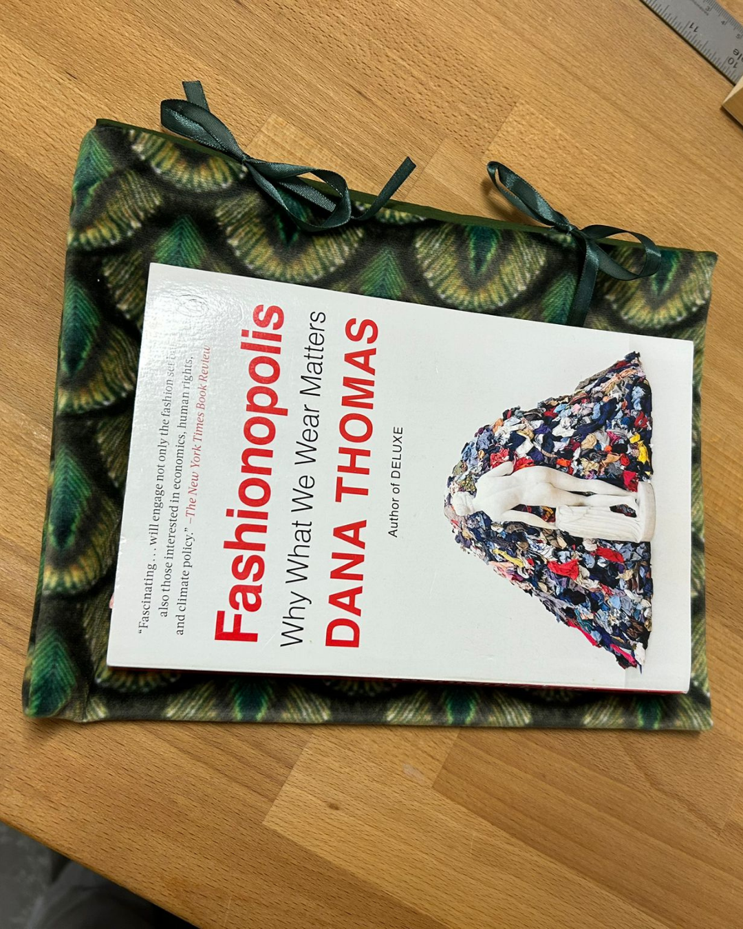 pochette-à-livre-coquette-velours tropical-3.png