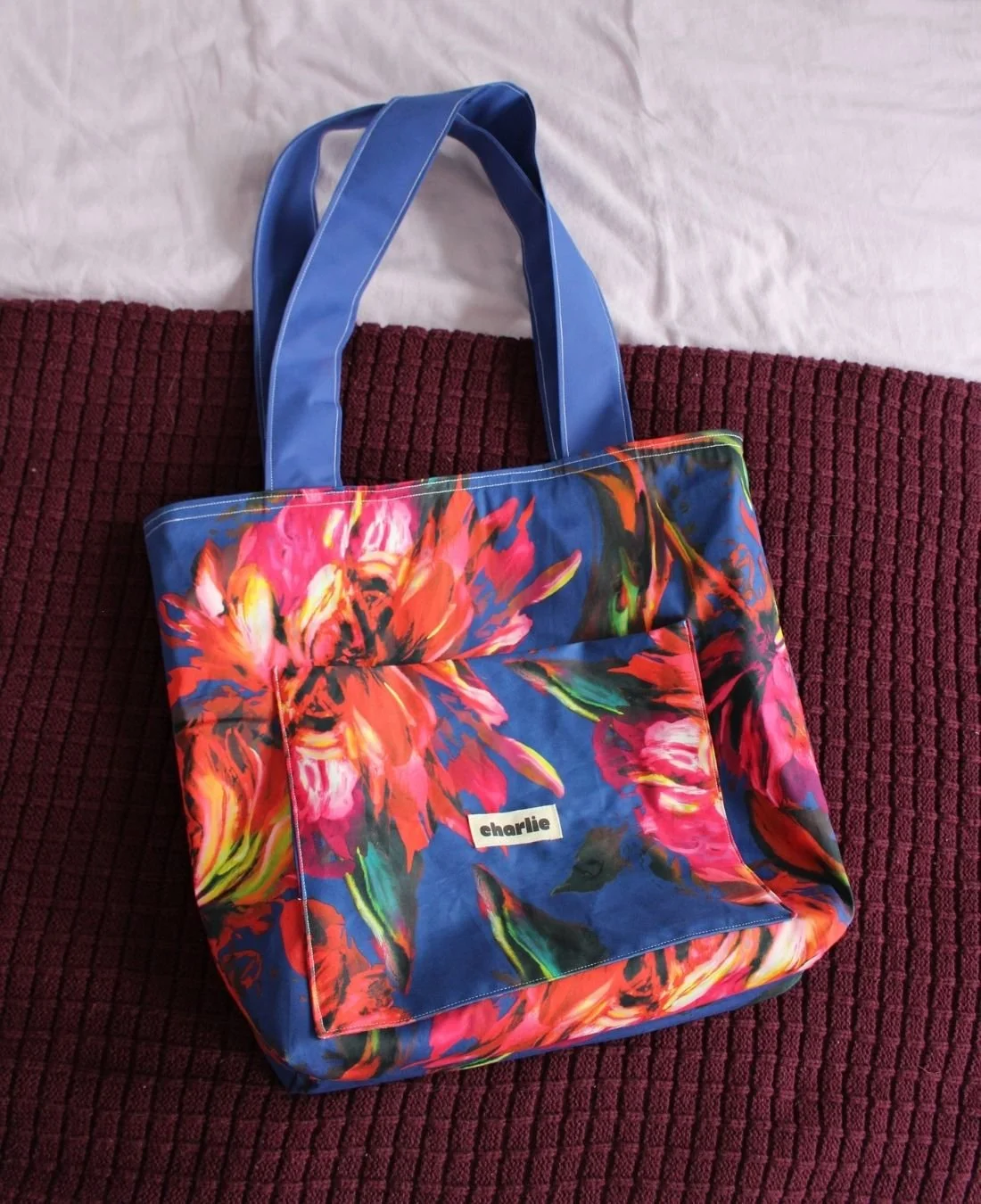 Charlie Hulin-tote-sac cabas-imperméable-bleu-fleurs-6.jpg