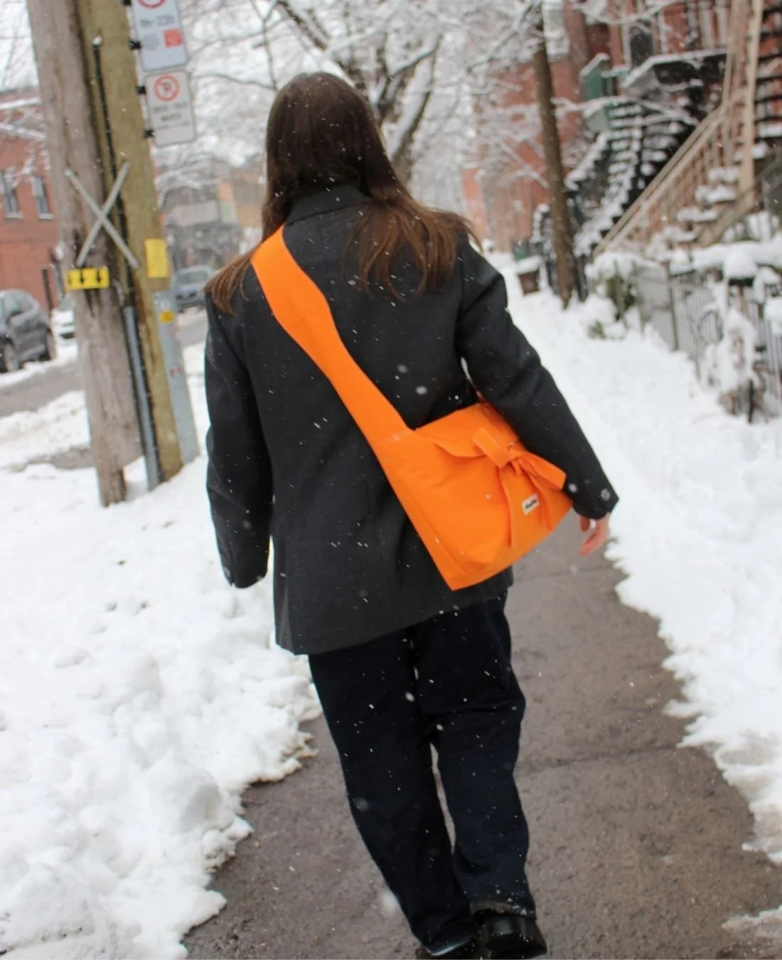 Charlie Hulin-Olivia-sac-bandouliere-imperméable-orange-4.jpg