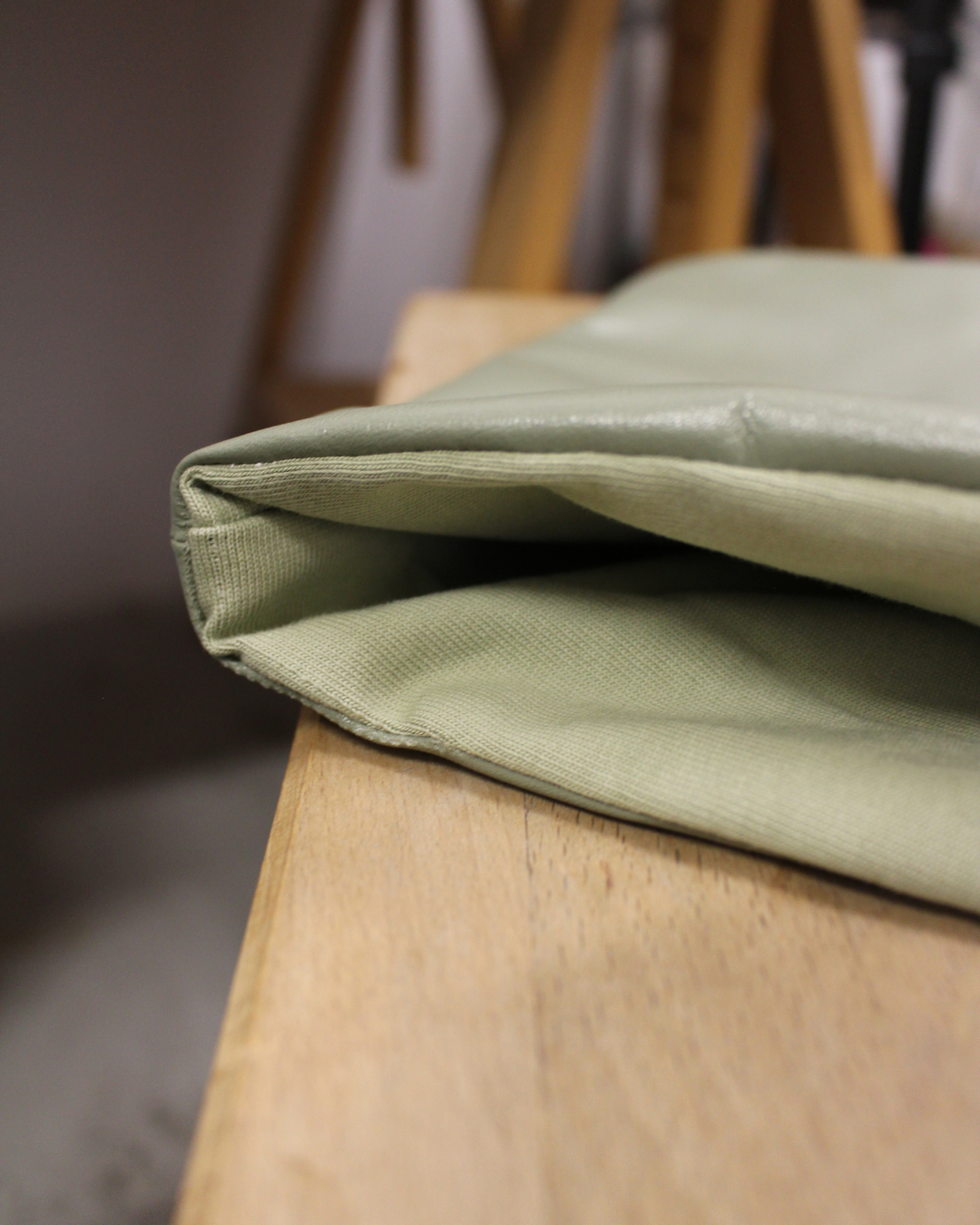 pochette-livre-grand-format-cuir-pistache-5.png