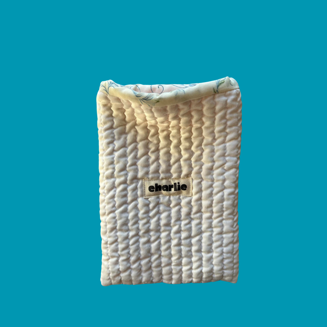 pochette-kindle-petit-livre-réversible-blanc-matelassé-bleu-1.png