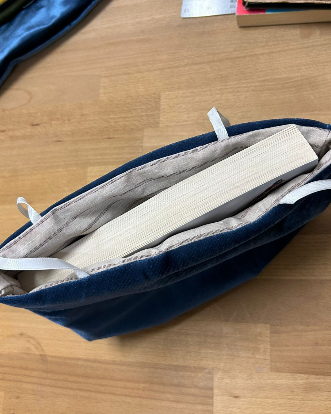 pochette-à-livre-coquette-velours bleu-4.png