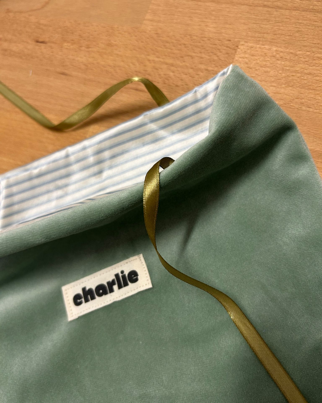 pochette-à-livre-coquette-velours vert-2.png