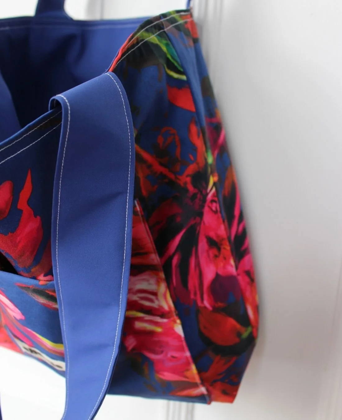 Charlie Hulin-tote-sac cabas-imperméable-bleu-fleurs-7.jpg