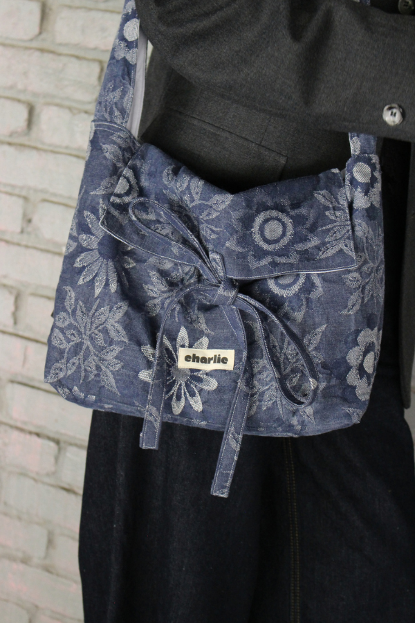 olivia-bandouliere-tissu-bleu-fleurs-7.png