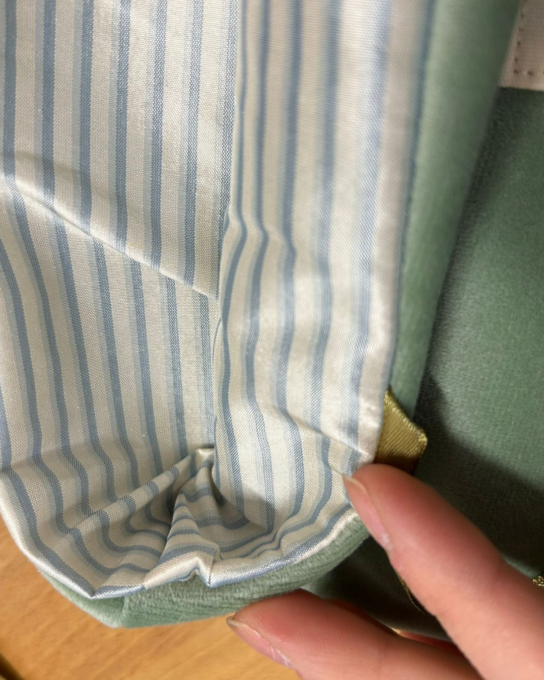 pochette-à-livre-coquette-velours vert-3.png