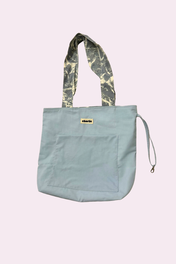 tote-imperméable-réversible-marbre-bleu-ciel-2.png