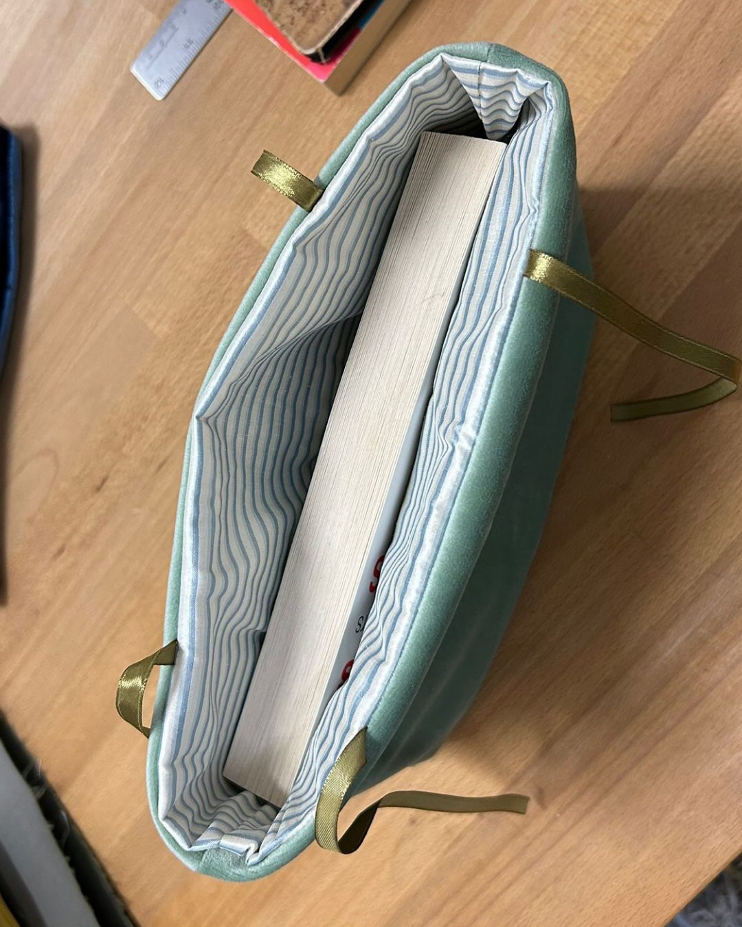 pochette-à-livre-coquette-velours vert-4.png