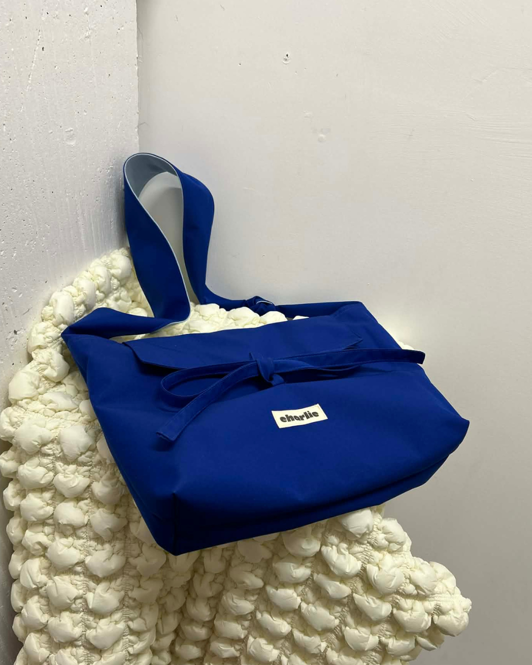 olivia-bandouliere-impermeable-bleu-électrique-6.png