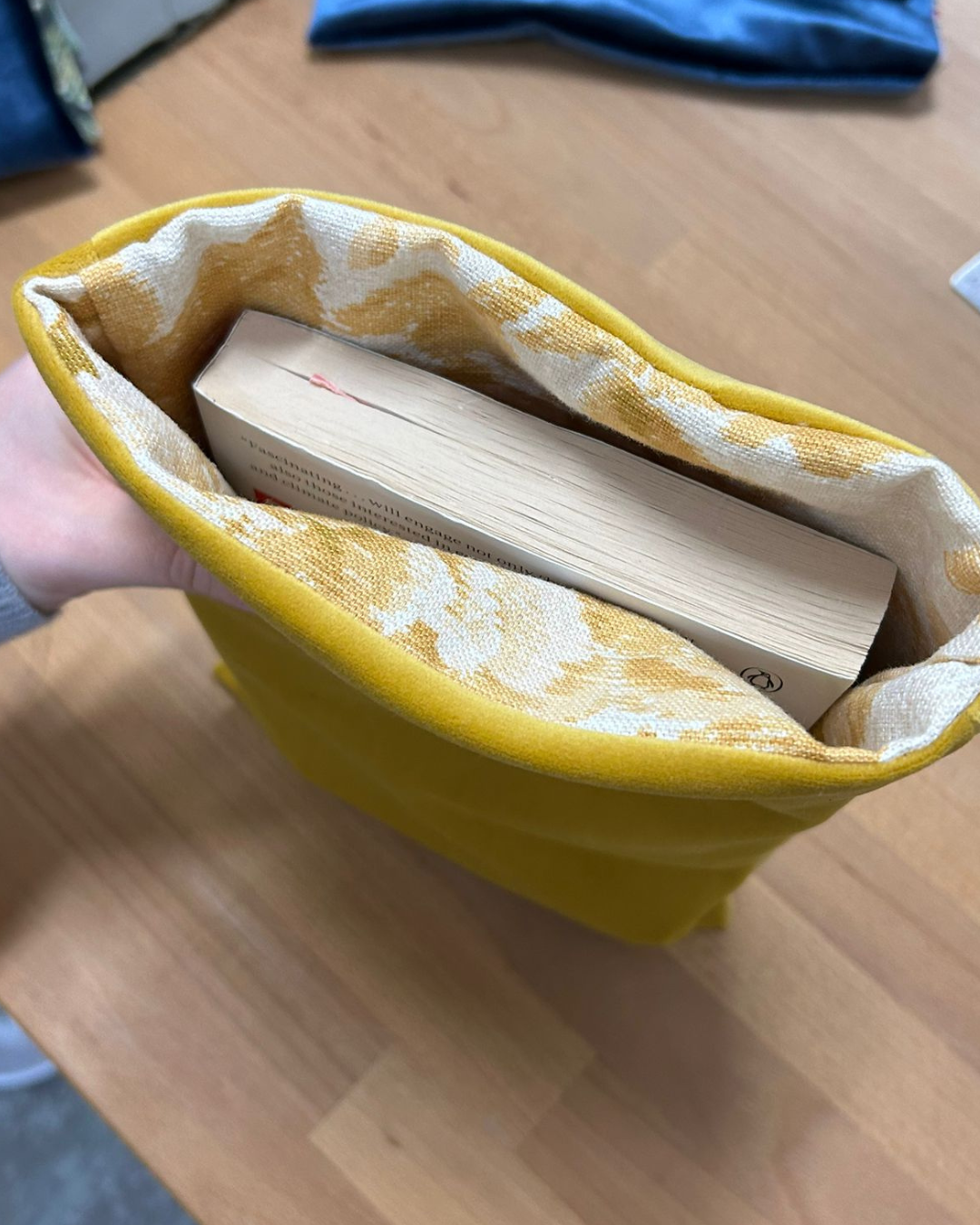 pochette-livre-grand-format-velours miel-3.png