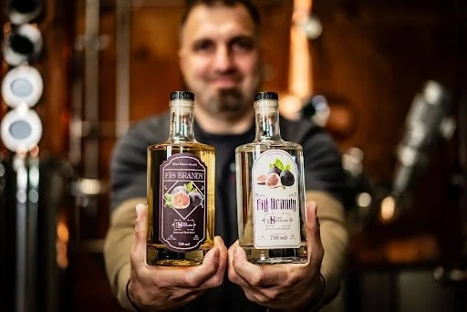Sign up for our mailing list (link in bio) for alerts on new product releases, events, and free entry into our tasting experience, plus more! 📩 🍹