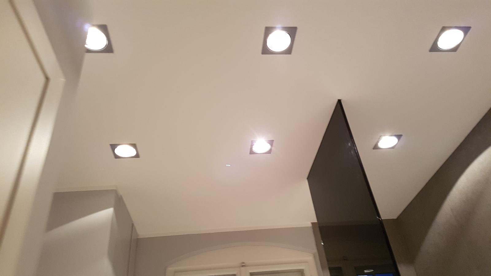 Decke mit acht eingebaute Deckenleuchten in einem modern eingerichteten Raum Projektentwicklung Berlin