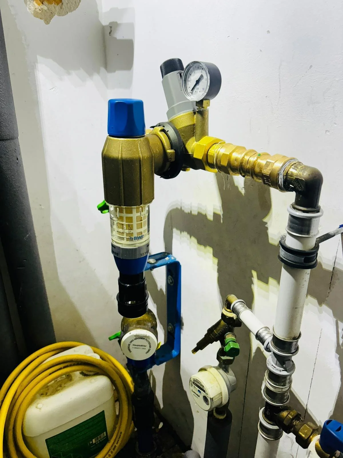 Wasserinstallationssystem mit Ventilen, Druckmesser, Filter und Rohren Sanitär Projektentwicklung Berlin
