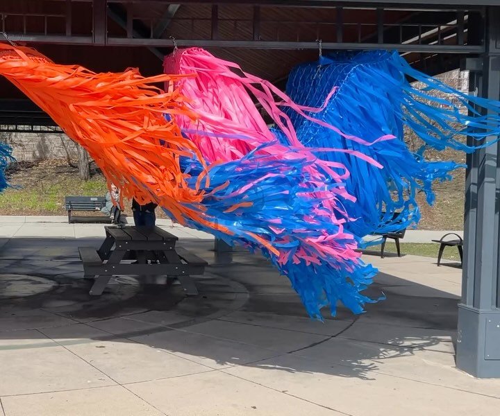 Quand l'hommage au vent prend vie! 

Installer un jour de vent 🩷🧡💙

Une installation qui permet de voir le vent, d'y toucher. Inspir&eacute;e de la grande voix du vent de Saint-Denys Garneau

#bwst2025 #installationart #burlingtonontario #christin