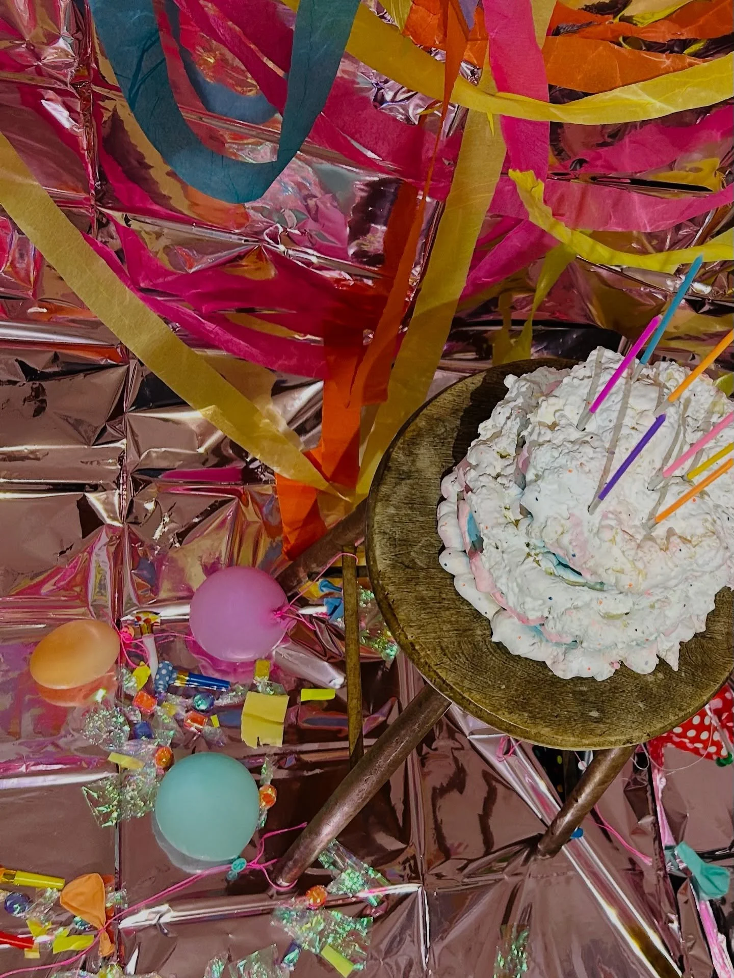 &quot;Je d&eacute;teste le g&acirc;teau des anges&quot;
Installation
Papier, argile, polyurethane, acrylique, ... 
183 &times; 135 &times; 213 cm
2025

&quot;Je d&eacute;teste le g&acirc;teau des anges.
Ma s&oelig;ur en raffole.
Cette ann&eacute;e-l&