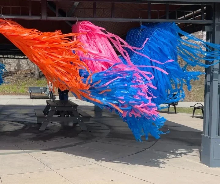 Quand l'hommage au vent prend vie! 

Installer un jour de vent 🩷🧡💙

Une installation qui permet de voir le vent, d'y toucher. Inspir&eacute;e de la grande voix du vent de Saint-Denys Garneau

#bwst2025 #installationart #burlingtonontario #christin