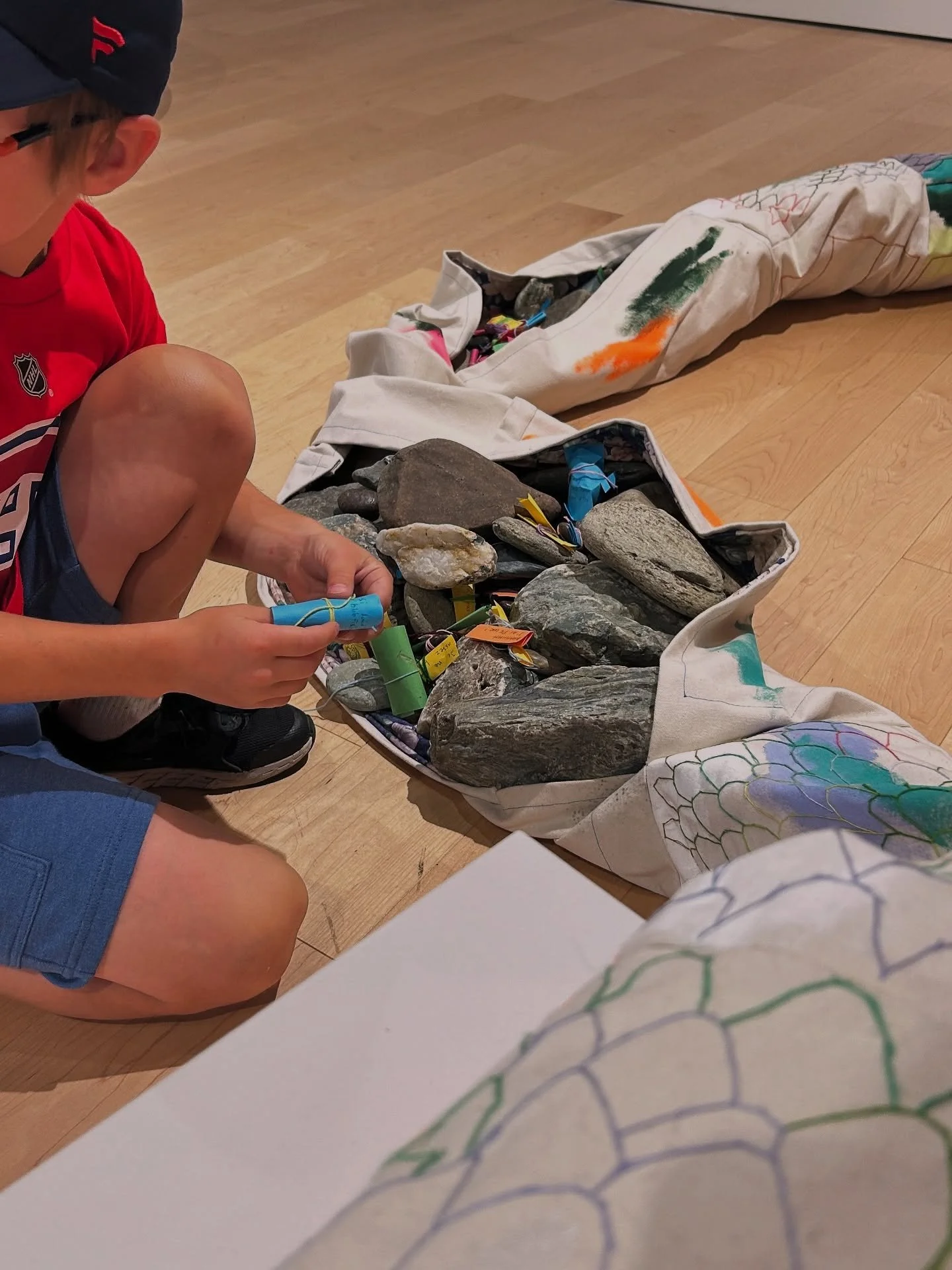 Apr&egrave;s plusieurs semaines, j&rsquo;ai pris le temps de lire les mots que le public a laiss&eacute;s dans le serpent.

&Agrave; travers ma pratique, je m&rsquo;am&egrave;ne de plus en plus vers le d&eacute;tachement de l&rsquo;ego. 
Se d&eacute;