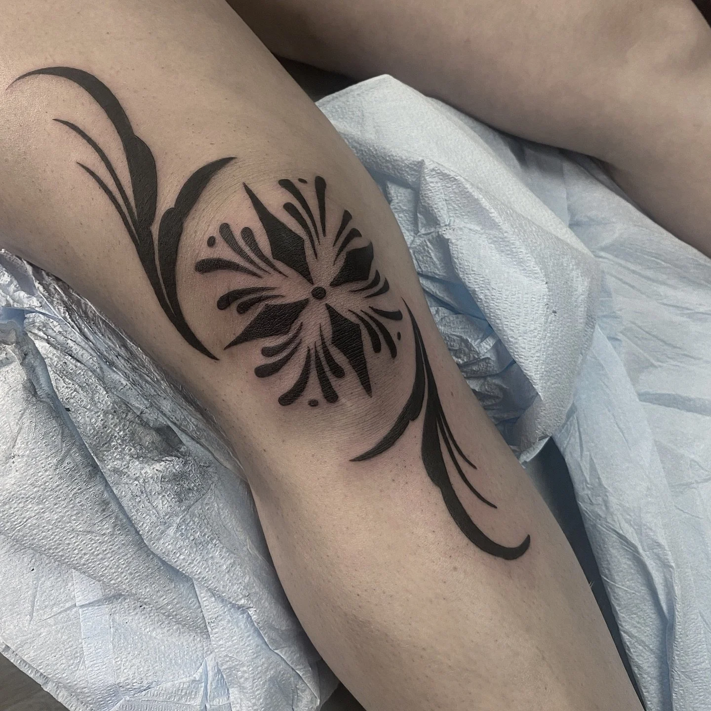 day one of this leg sleeve and we&rsquo;re starting with a KNEE BLASTER 💥