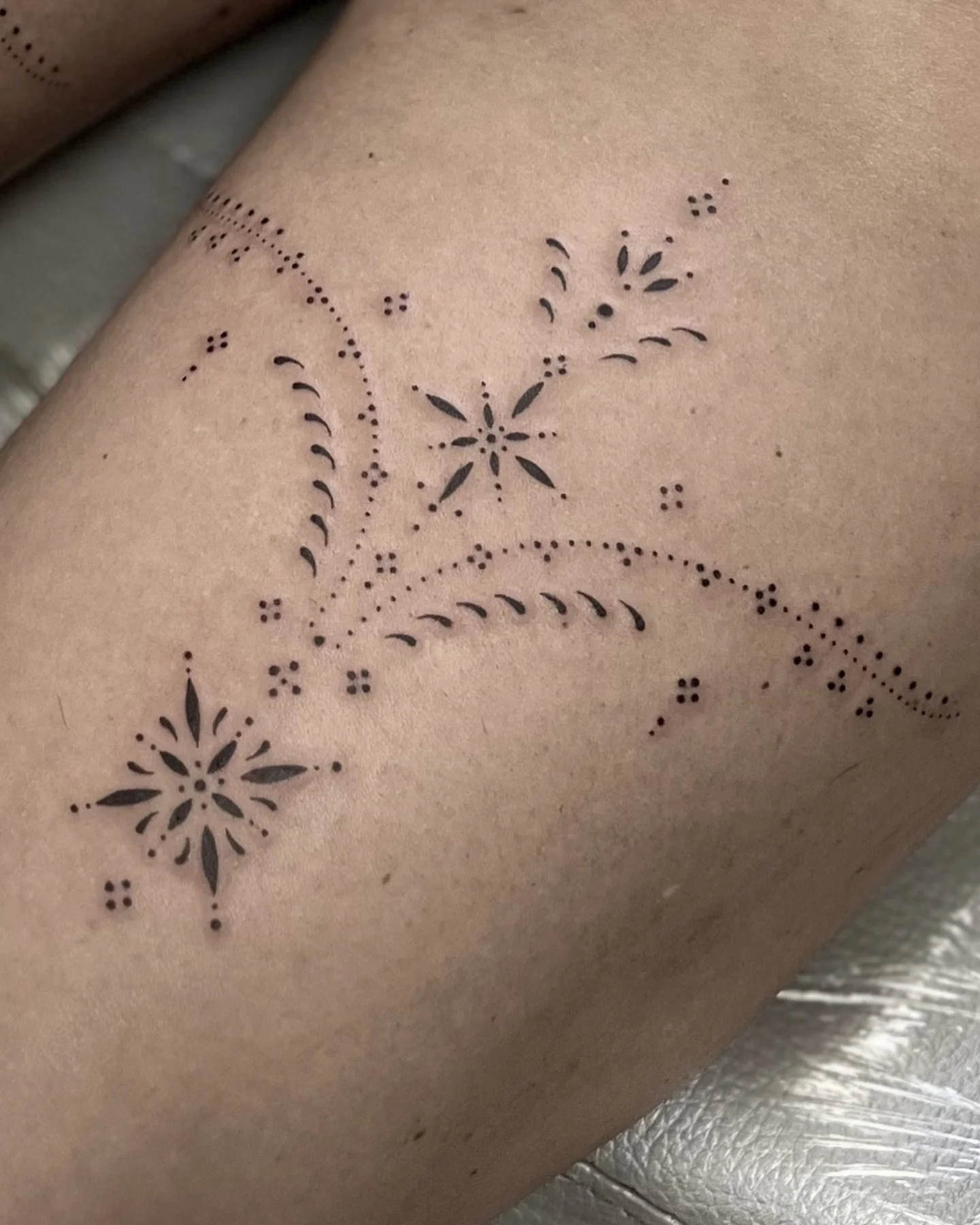 Build a bouquet in the comments if you see me pleaaaasee 🌷 the powers that be put me in jail for showing tattoos on ladies&rsquo; bods lol