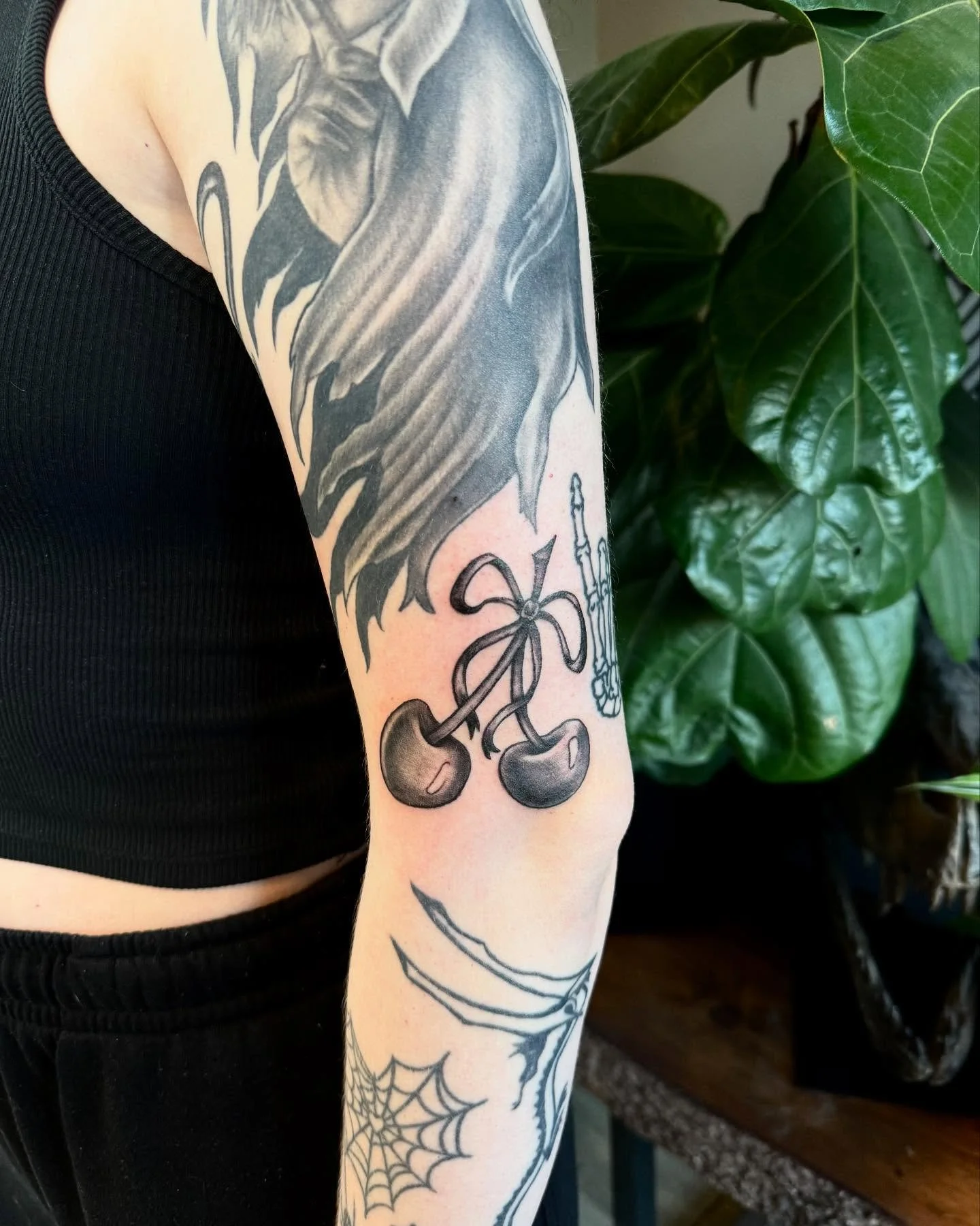 &bull;FREEHAND CHERRIES&bull; 
-
Fun little freehand piece to fill in a gap
-
Had a blast with this one 
-
🍒🎀🖤
-
#outterarmtattoo #armtattoo #cherries #cherries🍒 #bows #cherrieswithbows #southsurreybc #whiterockbc #cloverdalebc #langleybc #alderg