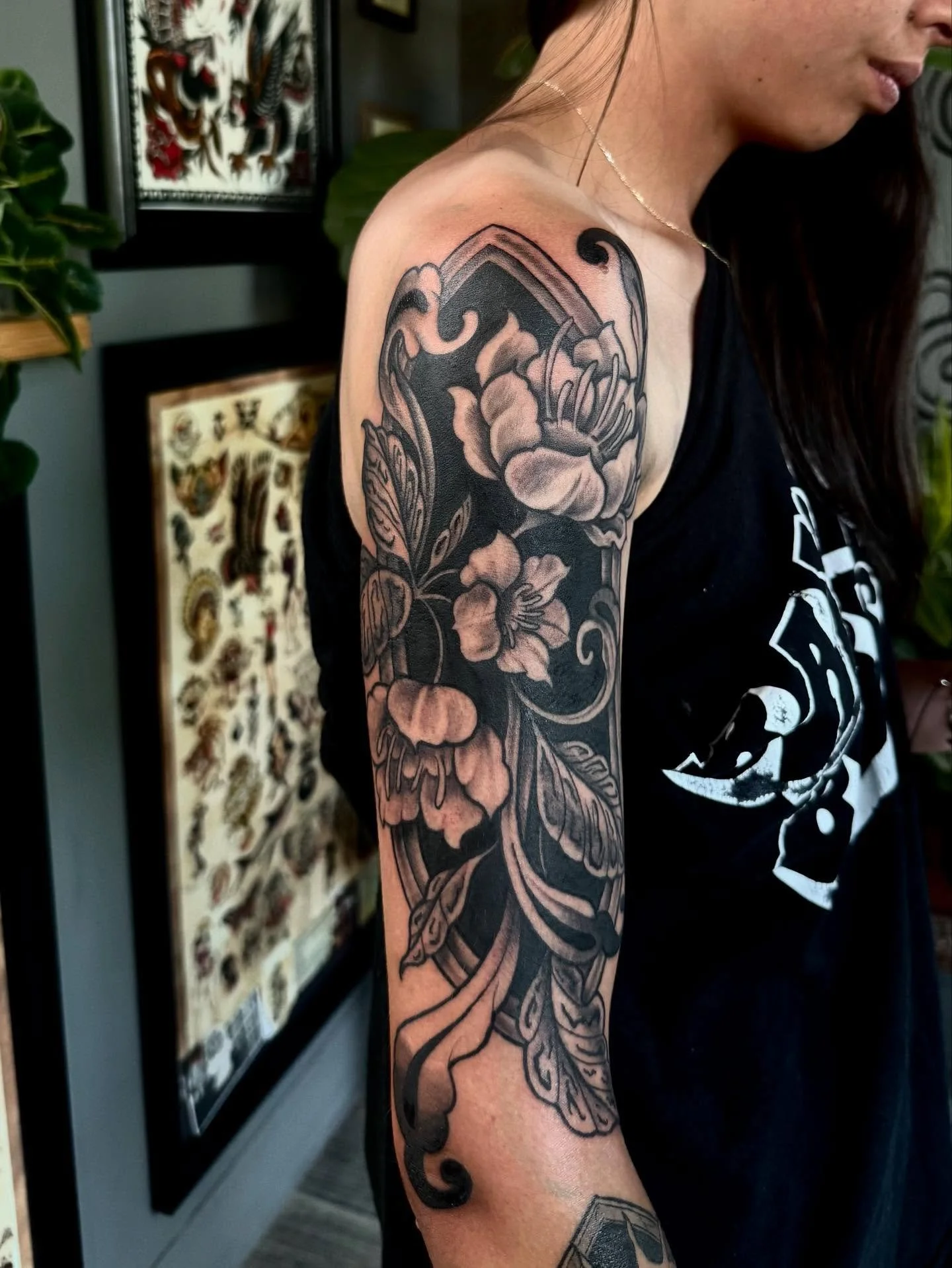 &bull;FLORAL FRAME&bull;
-
Such a fun flash piece I got to do!
Thank you again for grabbing this piece @abi_galo 
-
Booking for fall &mdash;&gt; send a dm for any inquiries❣️
-
#outterarmtattoo #armtattoo #flowers #frame #window #southsurreybc #white