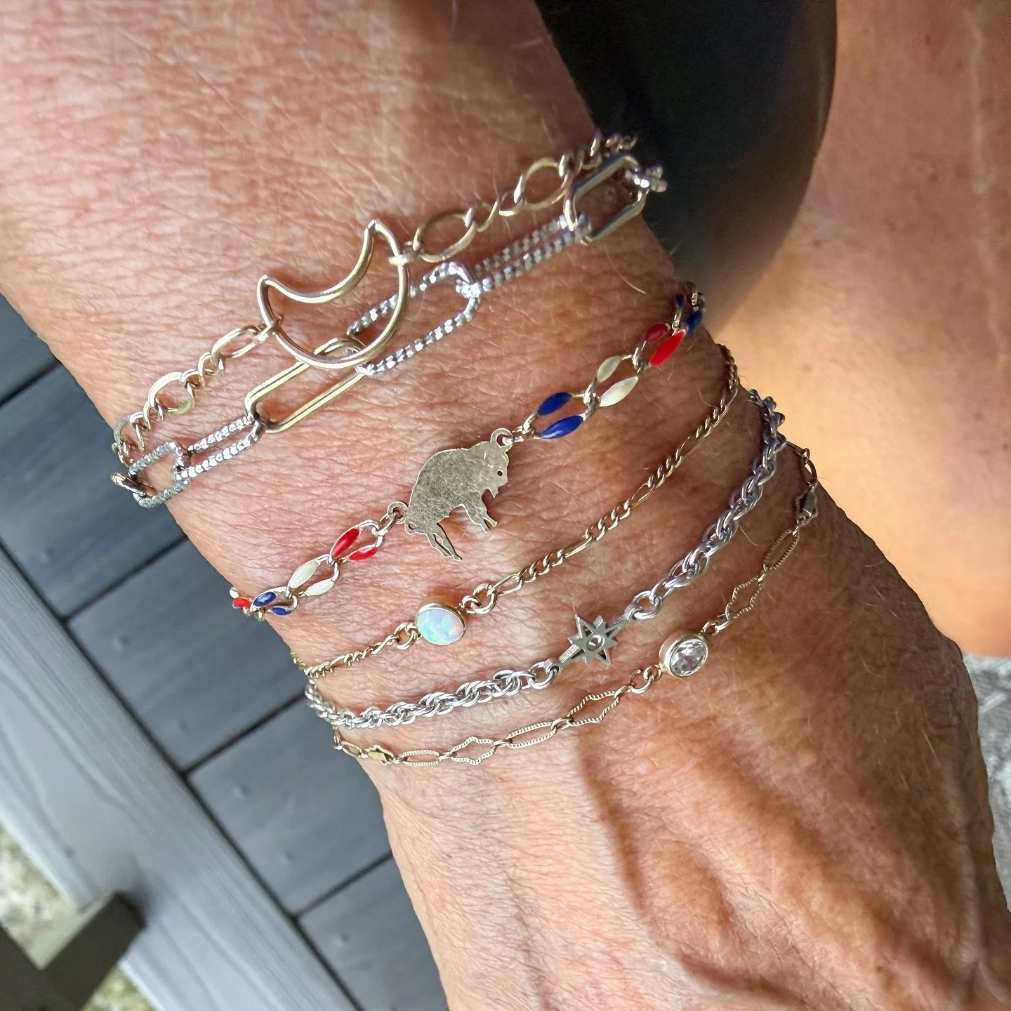 Happy TNF! Book your appointment to get your custom Buffalo bracelet ❤️💙🏈