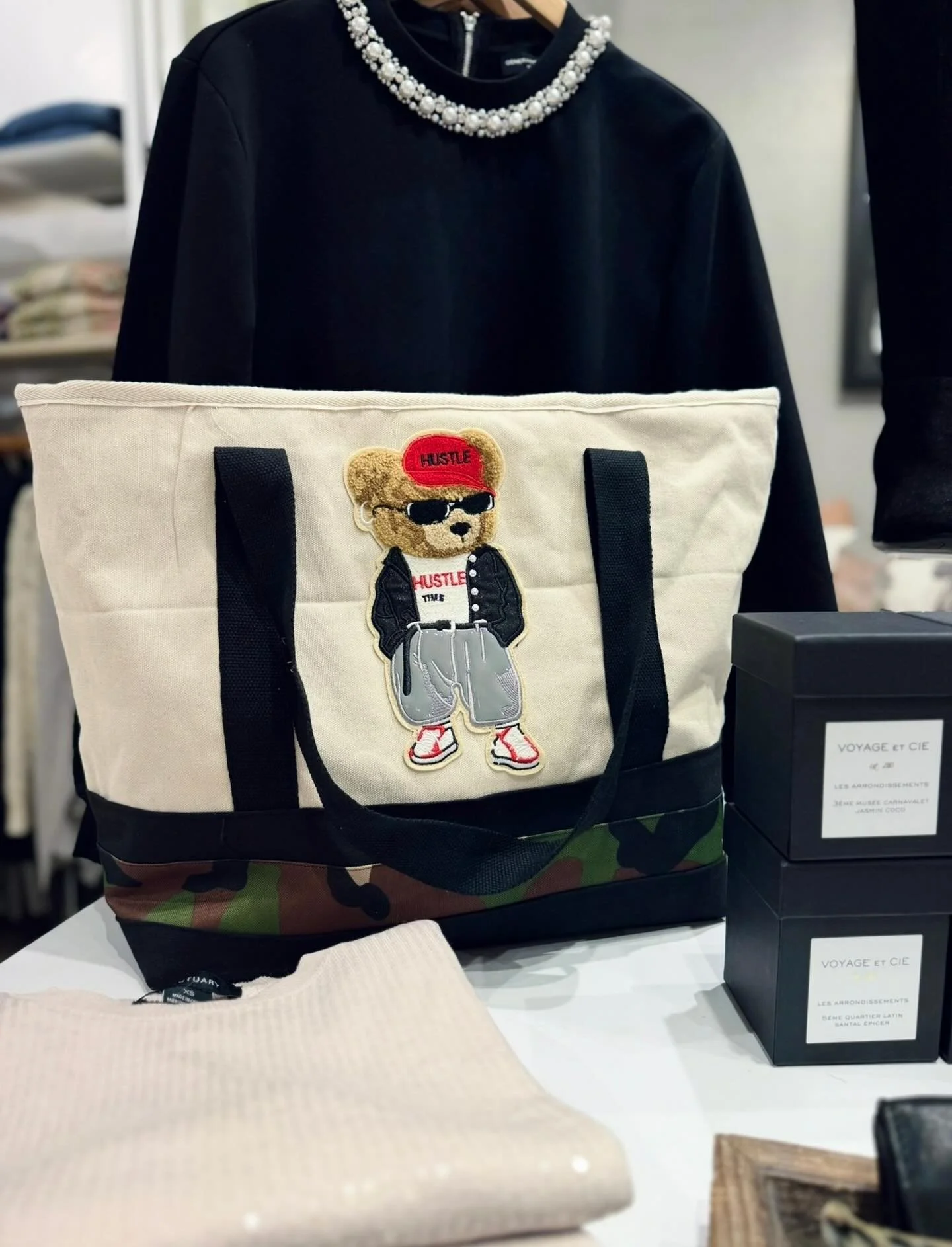 Meet your new everyday essential &mdash; the Willow St. exclusive Hustle Tote.

Crafted from sturdy canvas, this tote features a bold embroidered bear patch rocking a &ldquo;HUSTLE&rdquo; look that says it all. The camo trim adds just the right edge,