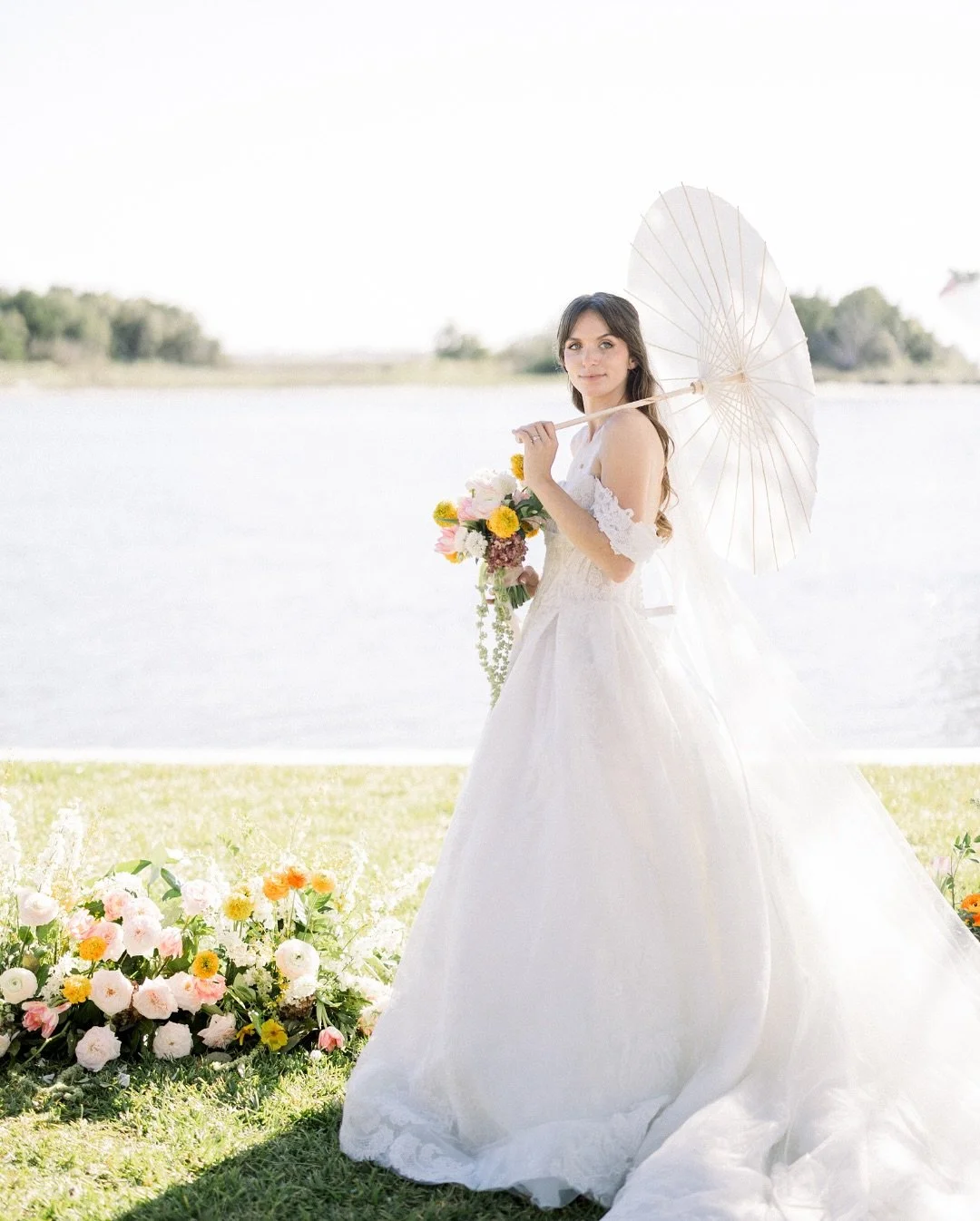 If joy could be bottled, it would look like this moment. 🕊️🌸

@jerryegordonevents @themusecollection_
@idolinens @digital_watercolorist @daretodream_gypsy @famousrestaurantandbaking @charmingandquaint @thornburybrides @thewaldenbeaufortnc
@blissful