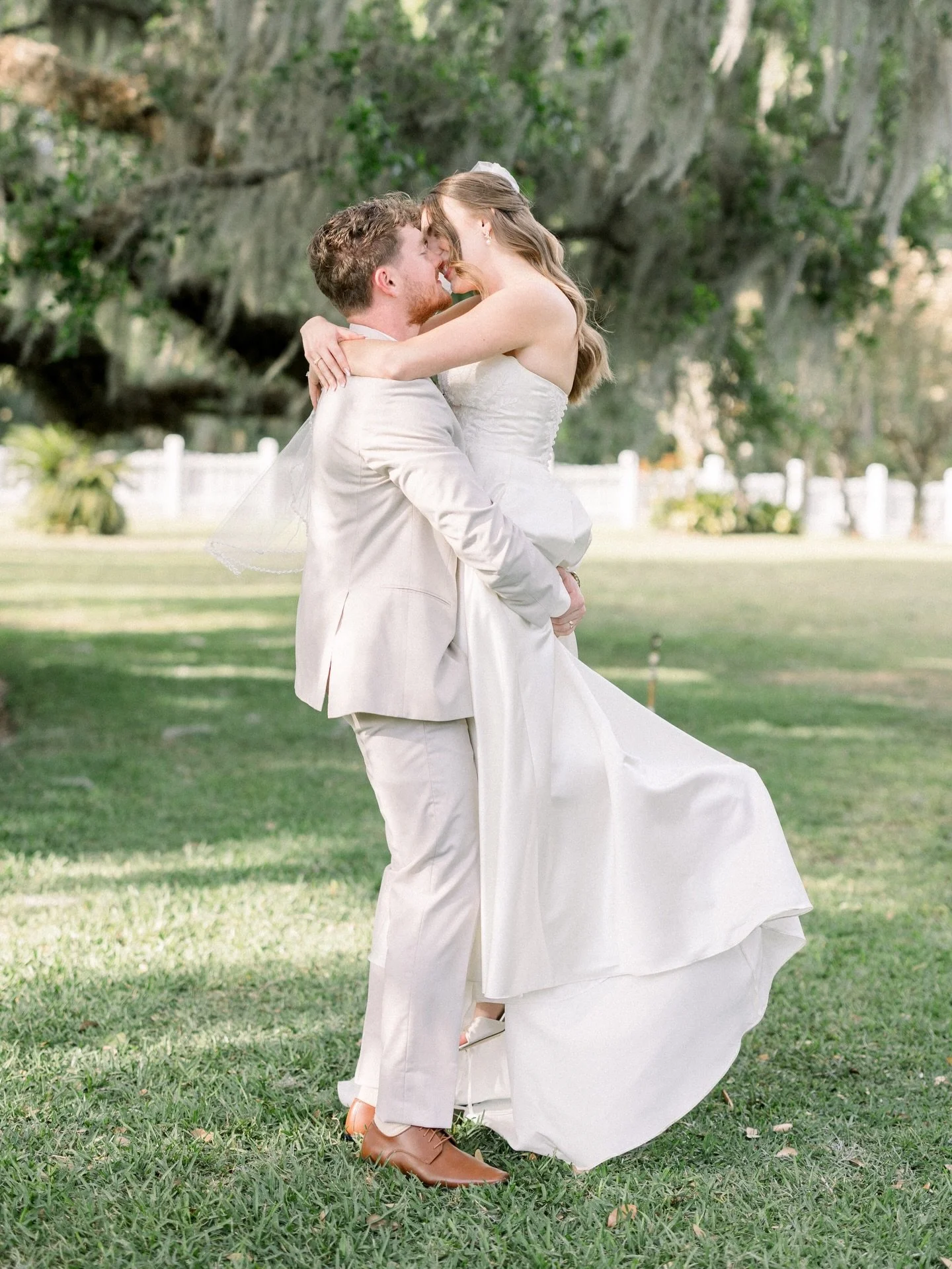 Colorful moments from last year 🌸
Second shooting for @yourbouquet.photography is always such a pleasure. This couple was incredibly sweet, the day was full of color! This week will be filled with editing, sneak peeks from this Saturday&rsquo;s wedd