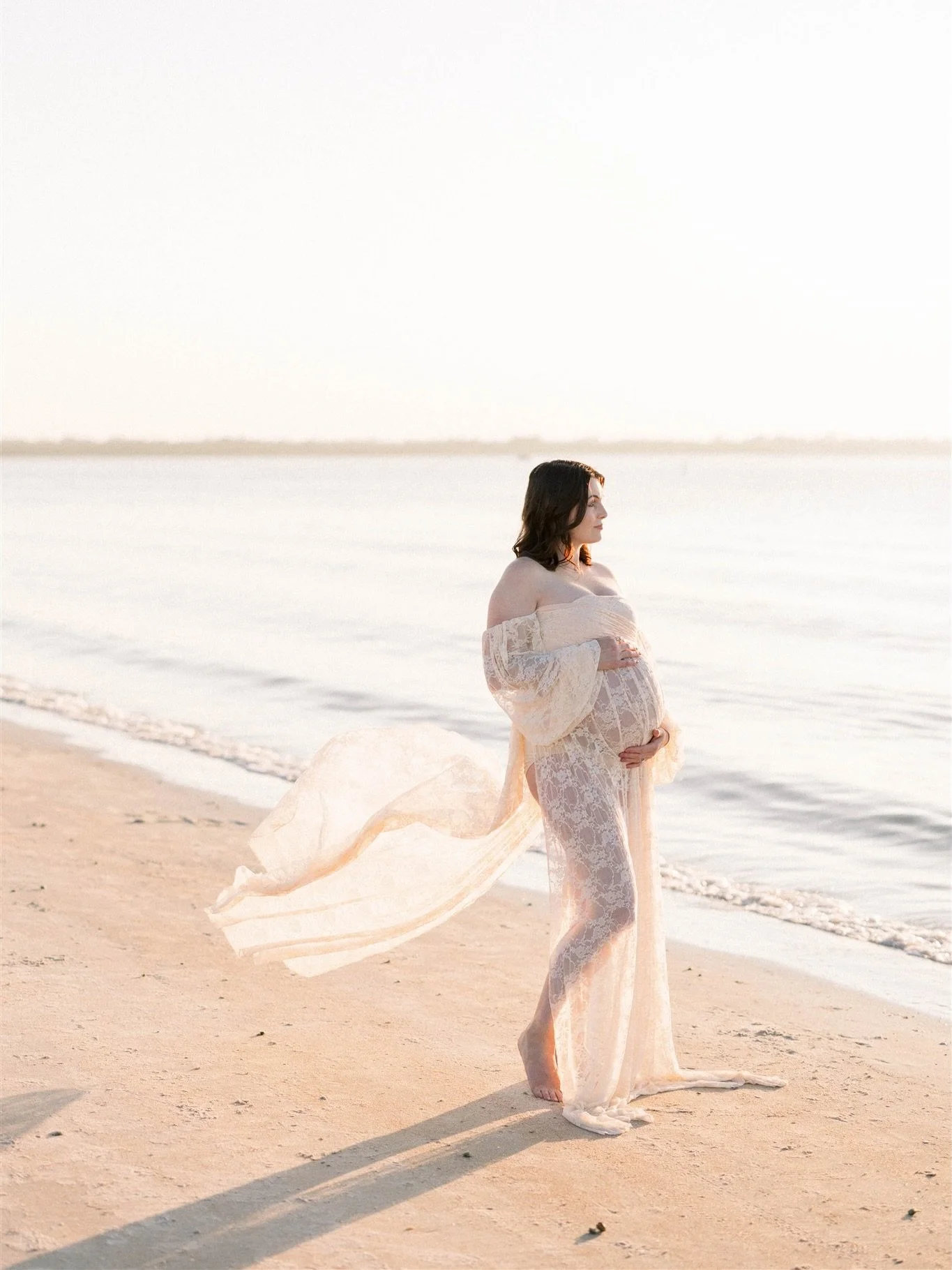 beach maternity sessions just hit different 🤍🌊🐾

#maternitysession #centralfloridaphotographer
