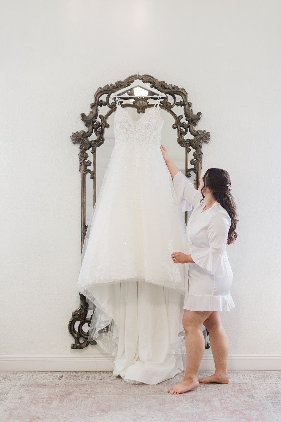 Kristine&Alex-BrideGettingReady8017-230217-27.jpg