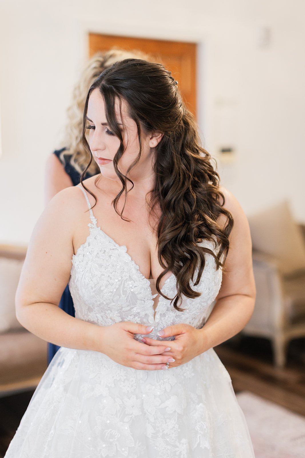 Kristine&Alex-BrideGettingReady8038-230217-36.jpg