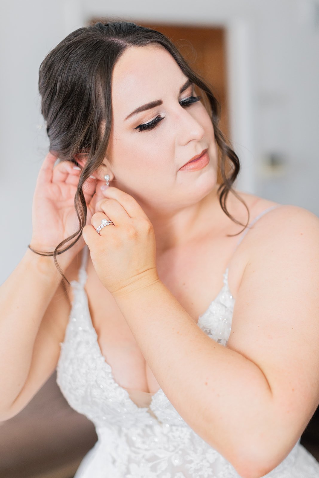 Kristine&Alex-BrideGettingReady8195-230217-93.jpg