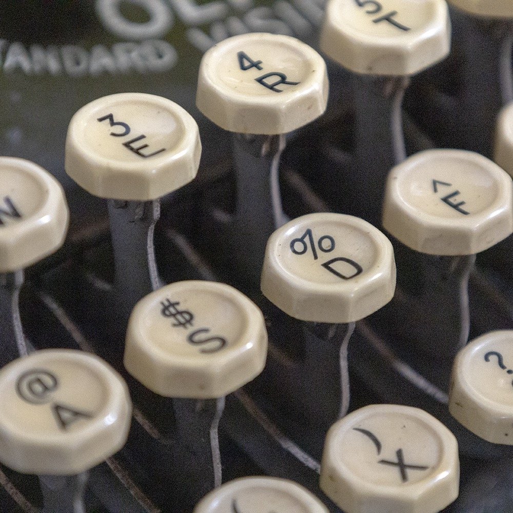 The distinctive look of the celluloid key covers on an early Oliver No. 5.