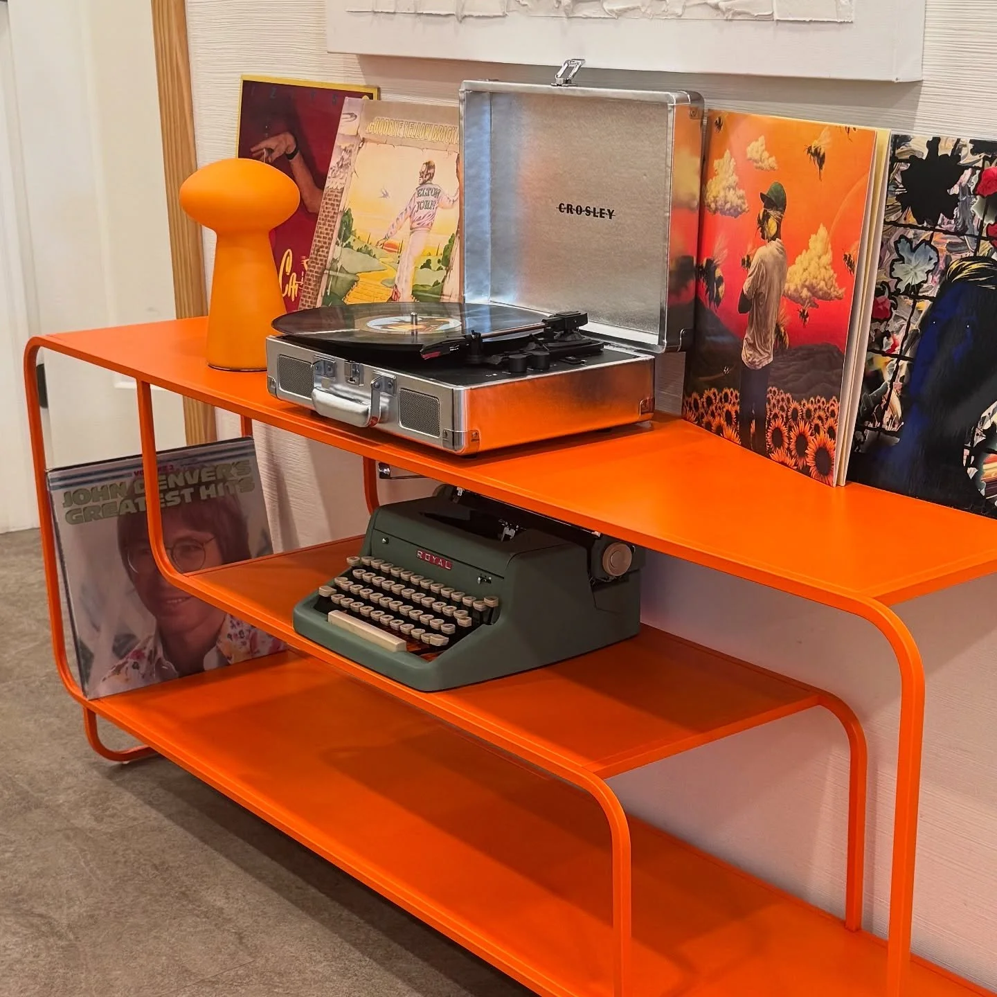 Enhanced the @noblecafebakeryy shelf today with a classic green Royal Quiet DeLuxe!