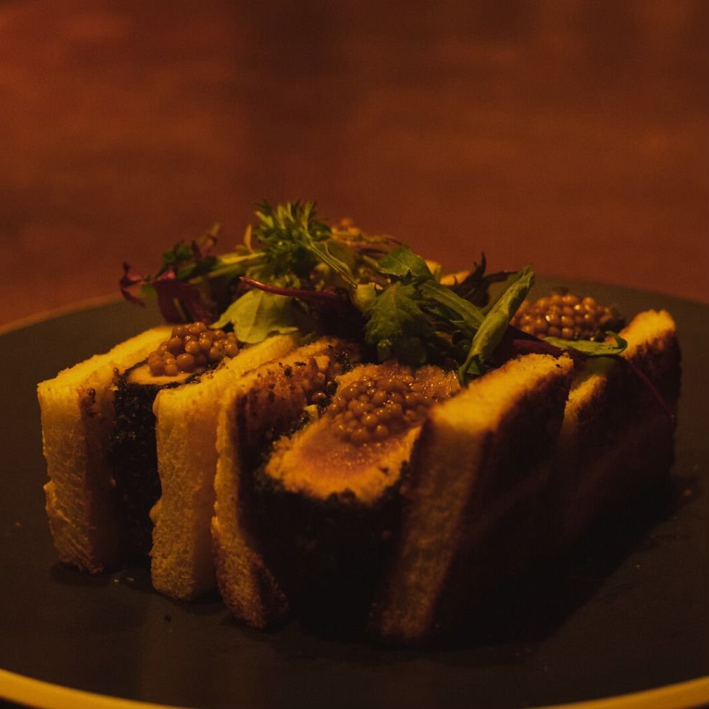 【Rokusho Food Menu】

鮪と豚ヒレのカツサンド
Tuna &amp; Pork KATSU SANDO

-&mdash;&mdash;&mdash;

低温調理でしっとり柔らかな食感に仕上げた豚ヒレカツと、絶妙な火入れで仕上げる鮪カツ。

粒マスタードの食感と梶谷農園のハーブがアクセント。ヴィンテージテキーラやオリジナルカクテルとの相性抜群です🥂

Pork fillet cutlets prepared with low-temperature cooking for a