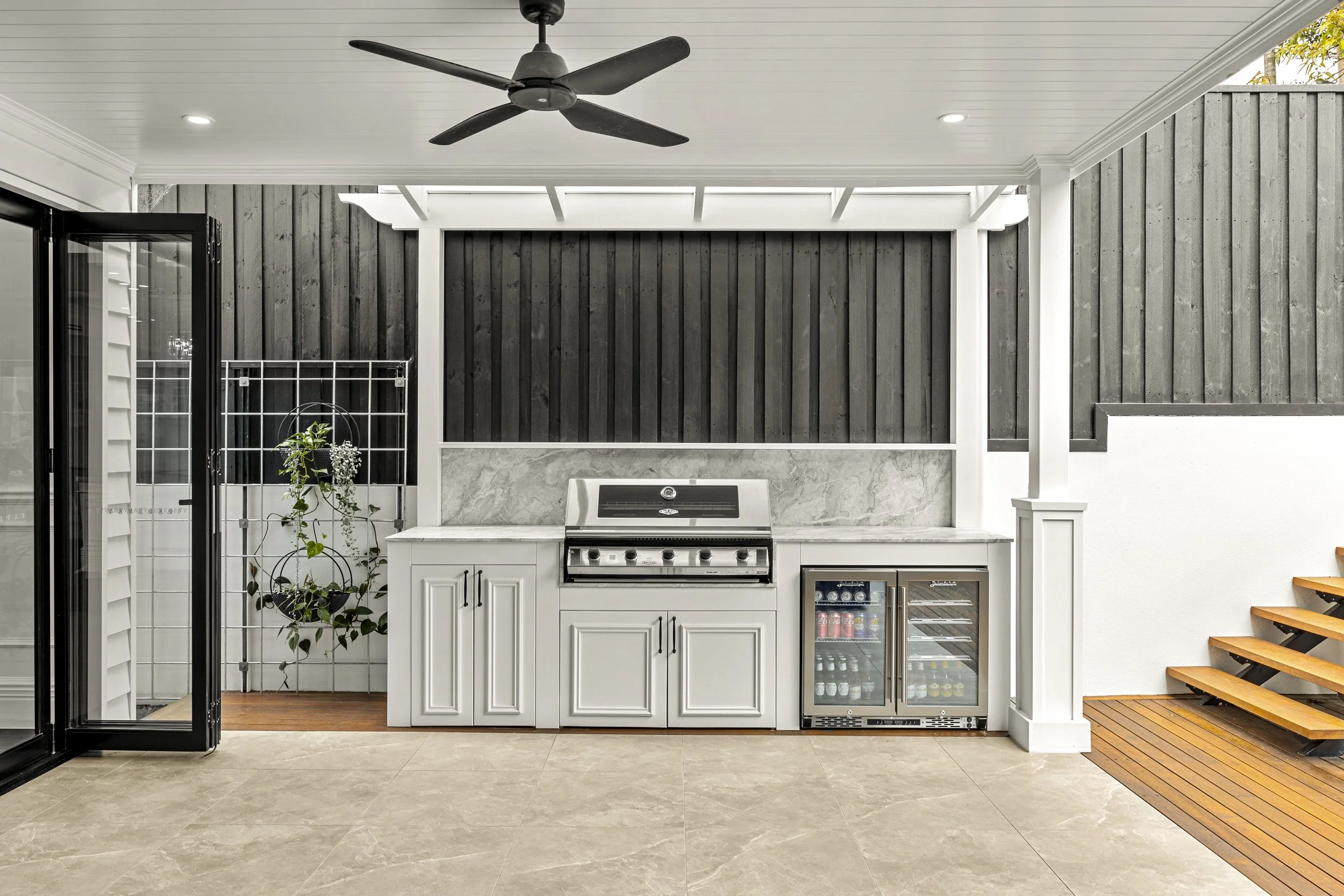 Outdoor inbuilt BBQ, drinks fridge in Brisbane City.