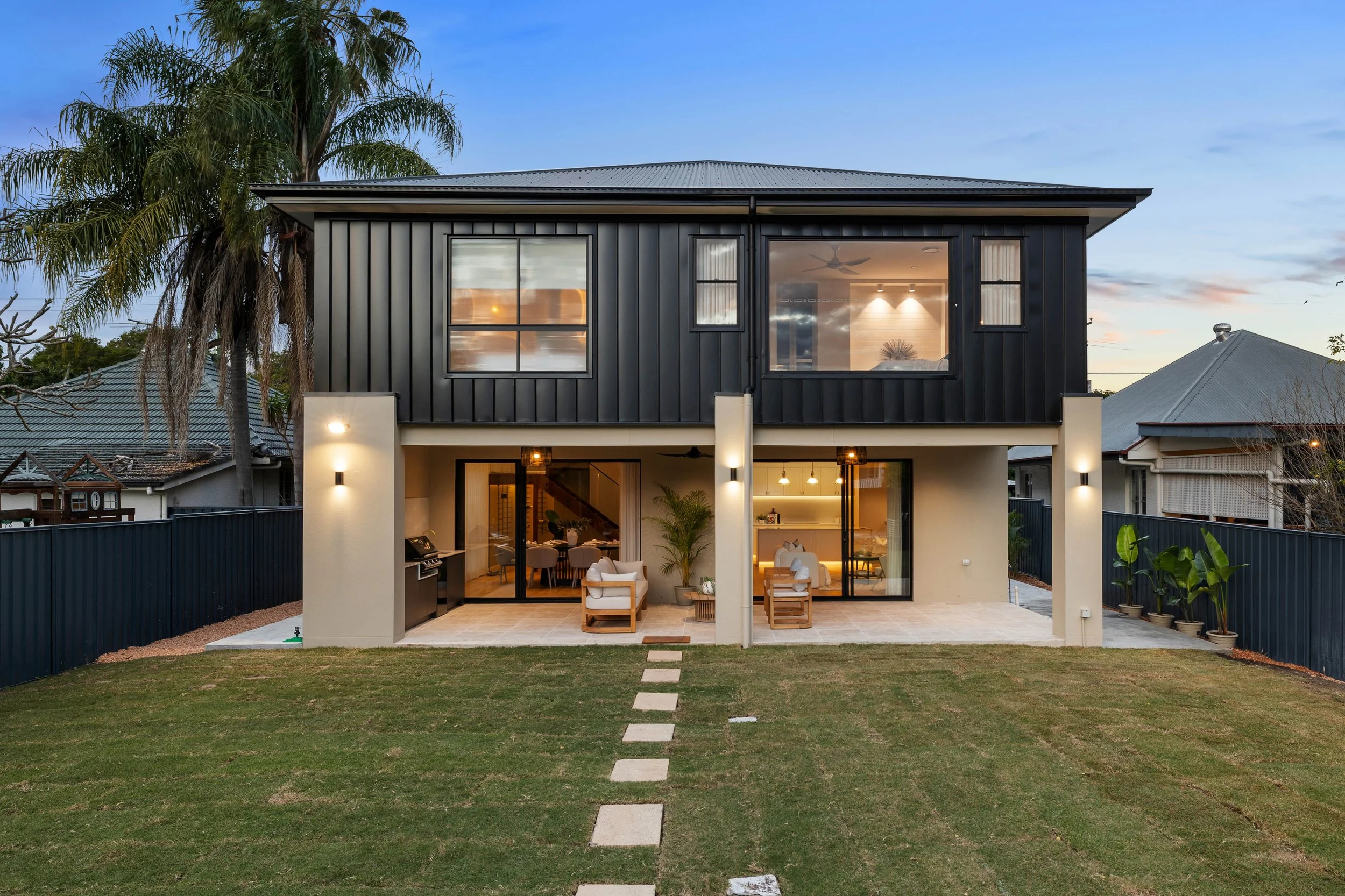 Modern structured industrial home located in Brisbane City at dusk.